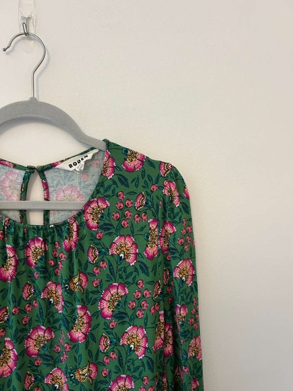 Boden Alexandra Blouson Jersey Dress in Paradise Green - Picture 4 of 8